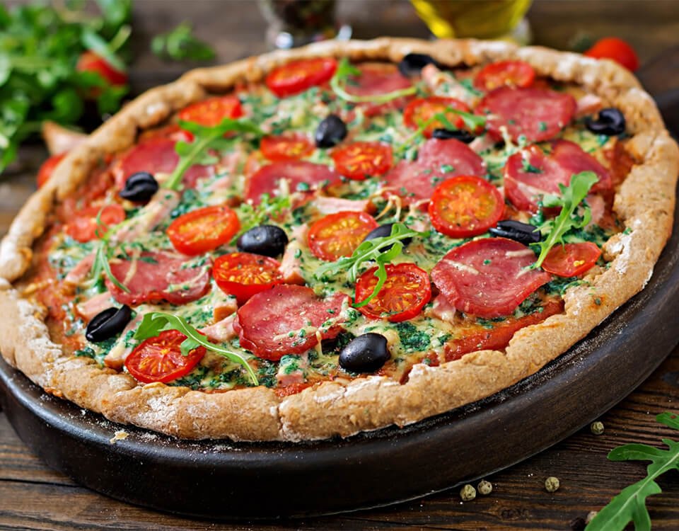 Frische Pizza auf einem Holzbrett